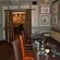 Una sala privada preparada para la degustación de whisky en un ambiente de pub tradicional